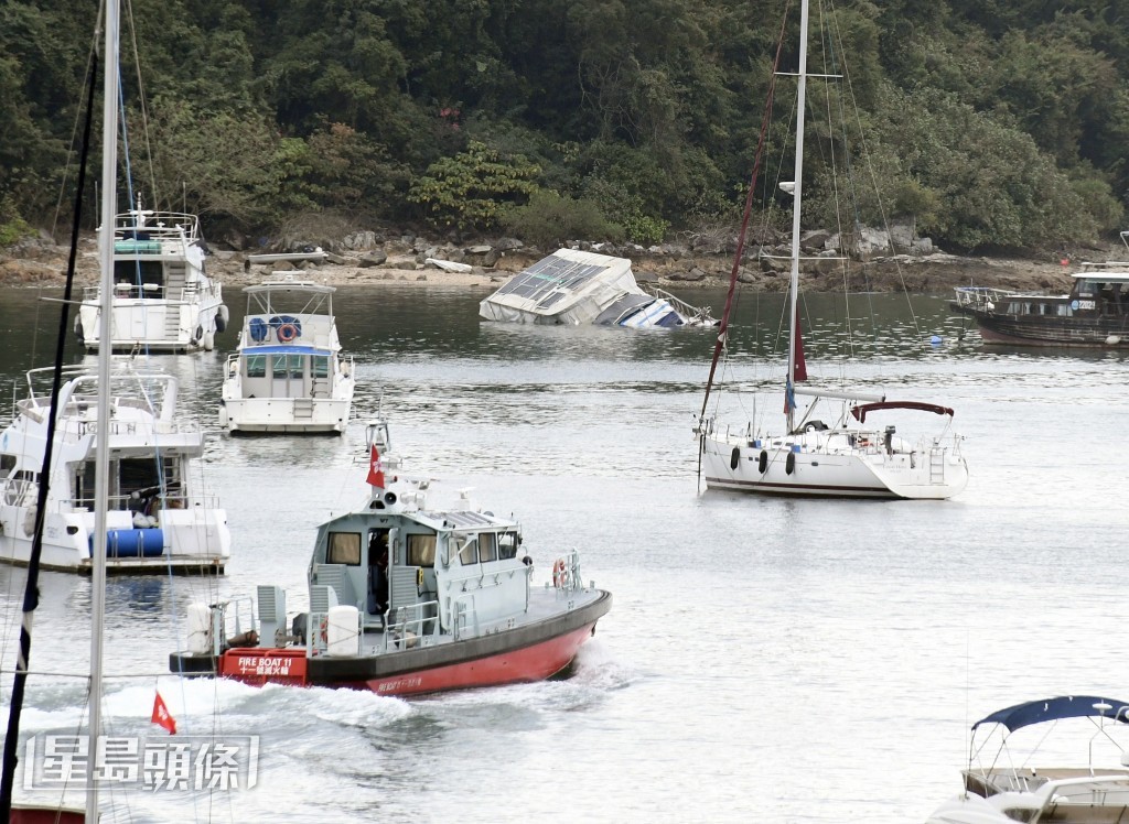 遊艇擱淺半淹海中。楊偉亨攝