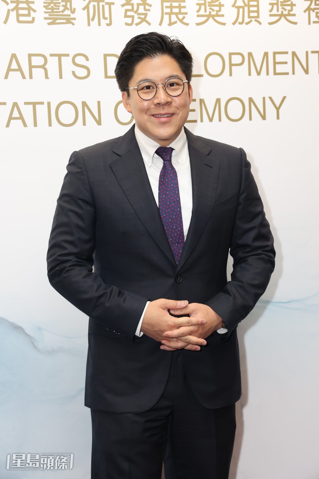 香港藝術發展局主席霍啟剛上台致辭，讚揚阿姐對文藝界的貢獻。