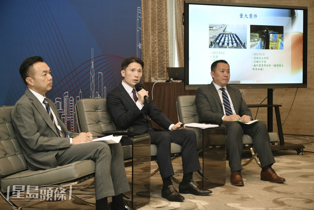海關助理關長（情報及調查）胡偉軍（中）、海關毒品調查科高級監督李嘉明（左）及毒品調查第二組指揮官方向榮（右）在會上分享。資料圖片