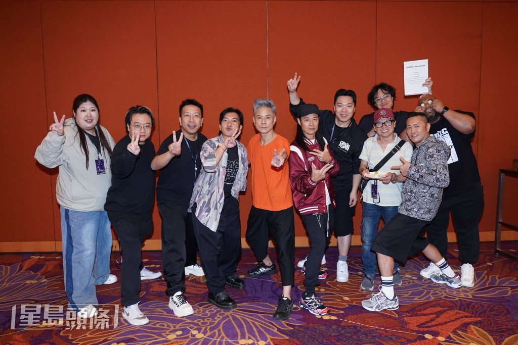  草蜢與演唱會工作人員合照。