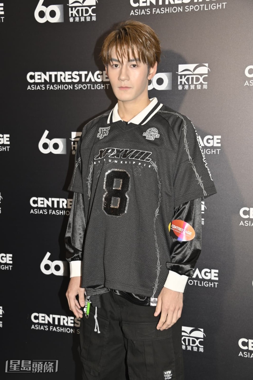 Jeffrey稱為《膠戰》演唱會練舞,穿著粉紅色褲,「大家就覺得很礙眼騎呢。」 Jeffrey稱為《膠戰》演唱會練舞,穿著粉紅色褲,「大家就覺得很礙眼騎呢。」