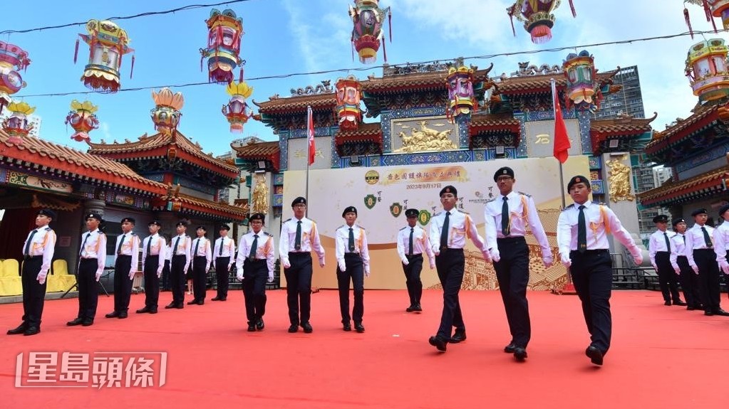 嗇色園屬校學生組成的「嗇色園護旗隊」步操。盧江球攝 嗇色園屬校學生組成的「嗇色園護旗隊」步操。盧江球攝