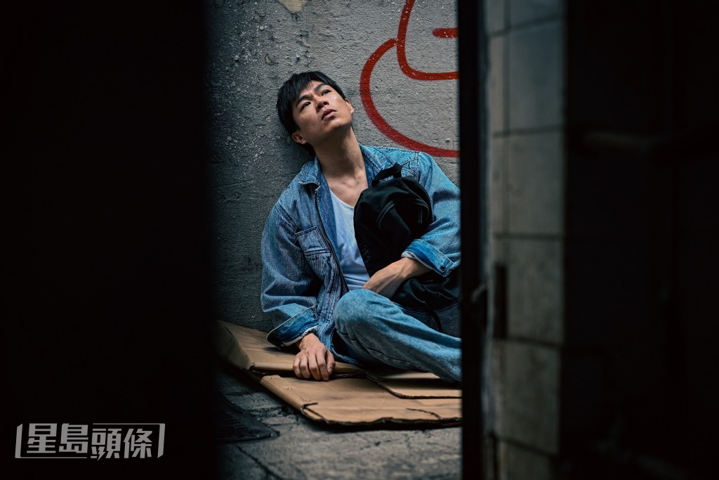 年青版堅叔由柯煒林飾演,年青堅的命途比較坎坷。 年青版堅叔由柯煒林飾演,年青堅的命途比較坎坷。