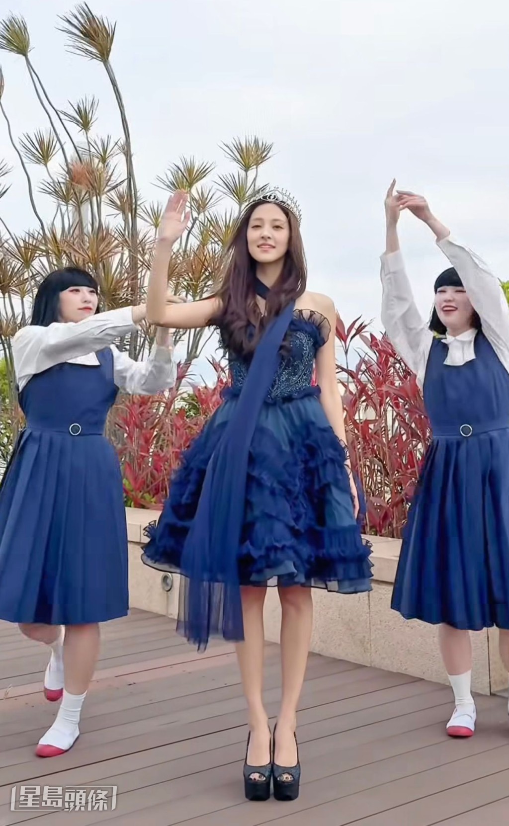 她戴上港姐后冠，再配上港姐競選音樂與Avantgardey起舞，場面搞笑。