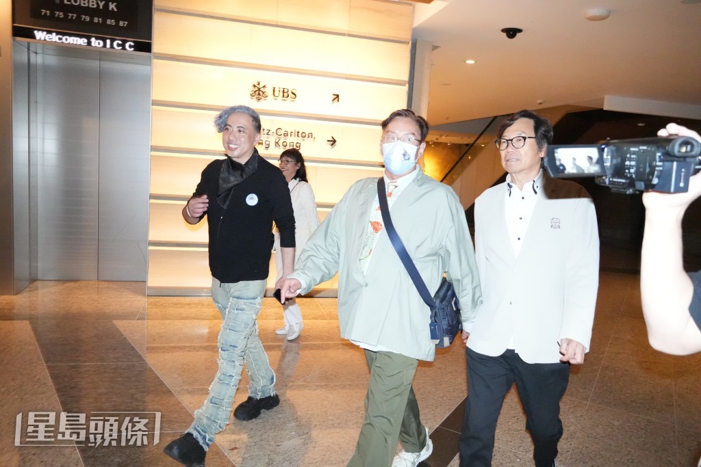 譚詠麟離開時被問到有沒有見到陳百祥,他說有呀。 譚詠麟離開時被問到有沒有見到陳百祥,他說有呀。