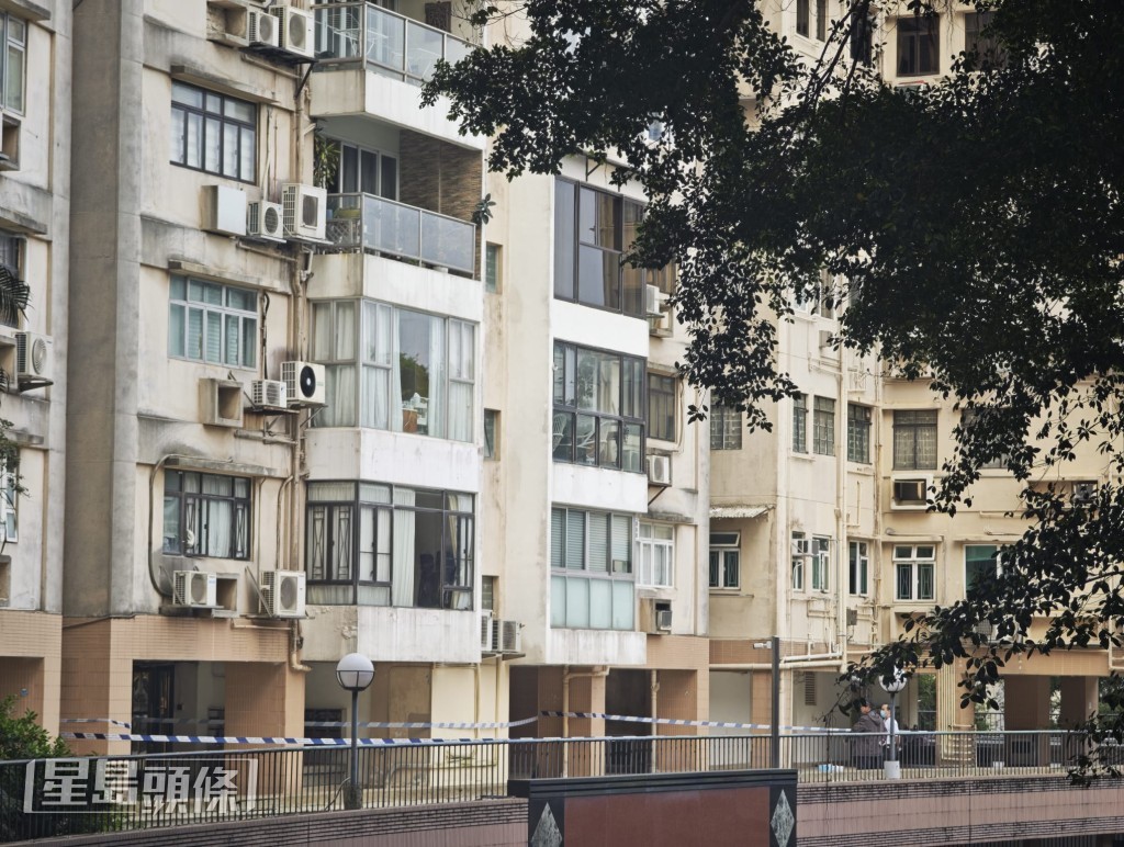 有警員進入疑是事主的單位內調查。黎志偉攝