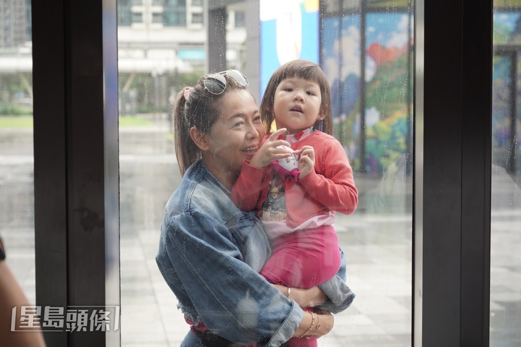 阿偉的太太及女兒也有出席。