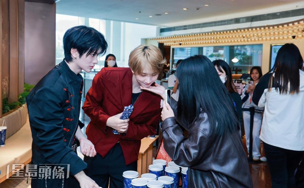 與本地及海外粉絲近距離互動。