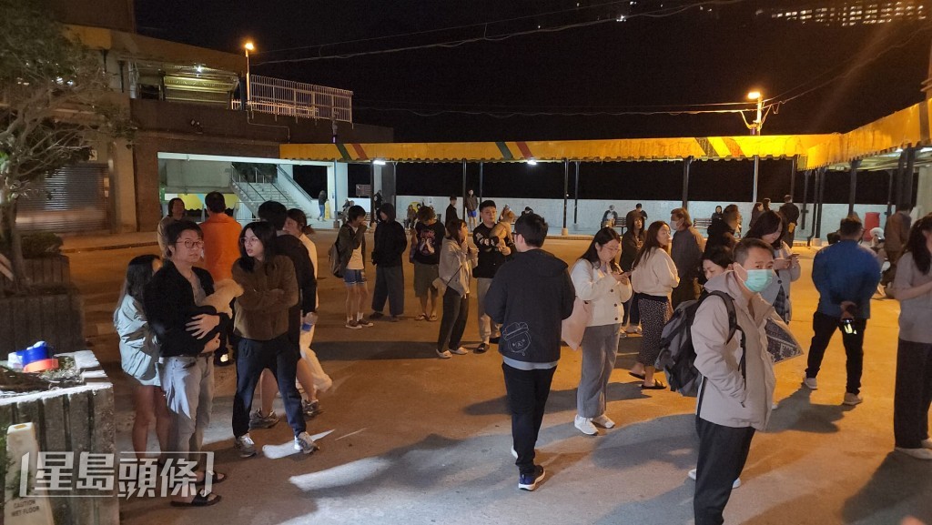 荃灣中心單位起火，約百居民睡夢驚醒中疏散。黎志偉攝