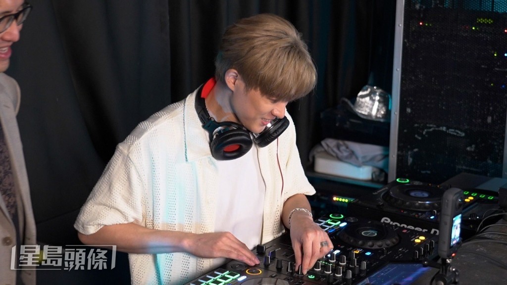 Frankie 學習各種DJ 入門技巧。