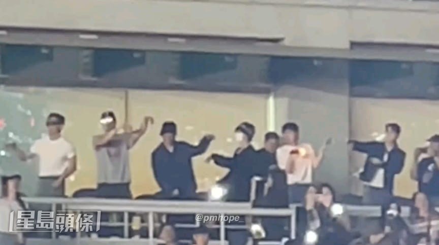 J-Hope在台上演唱,6位隊友齊齊在觀眾席上伴舞。 J-Hope在台上演唱,6位隊友齊齊在觀眾席上伴舞。