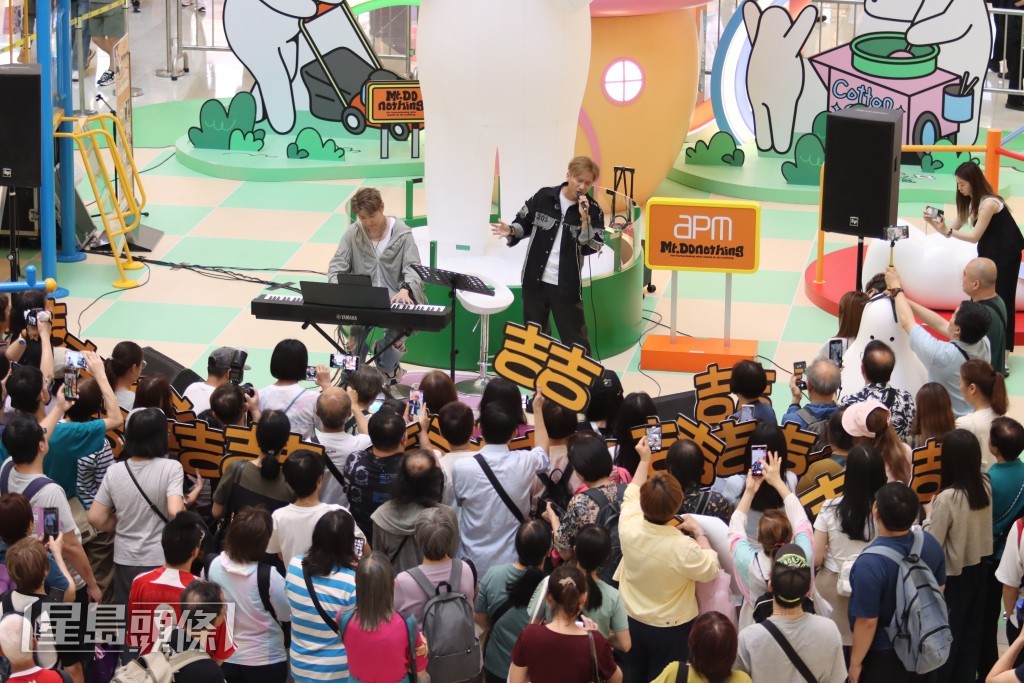吉吉到場前已有過百粉絲在場守候，場面墟冚，不少「吉S粉」手執應援在場等待。