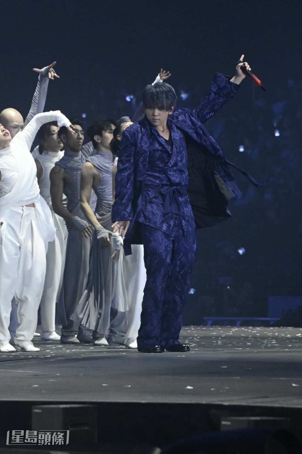 他自覺自己表演可能未夠好。 他自覺自己表演可能未夠好。