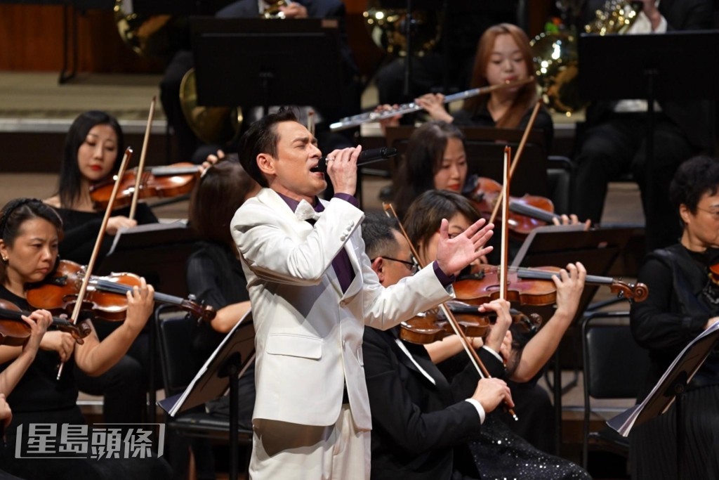 海俊傑帶來《你的名字我的姓氏》、《月半小夜曲》以及《星》三首經典曲目。 海俊傑帶來《你的名字我的姓氏》、《月半小夜曲》以及《星》三首經典曲目。