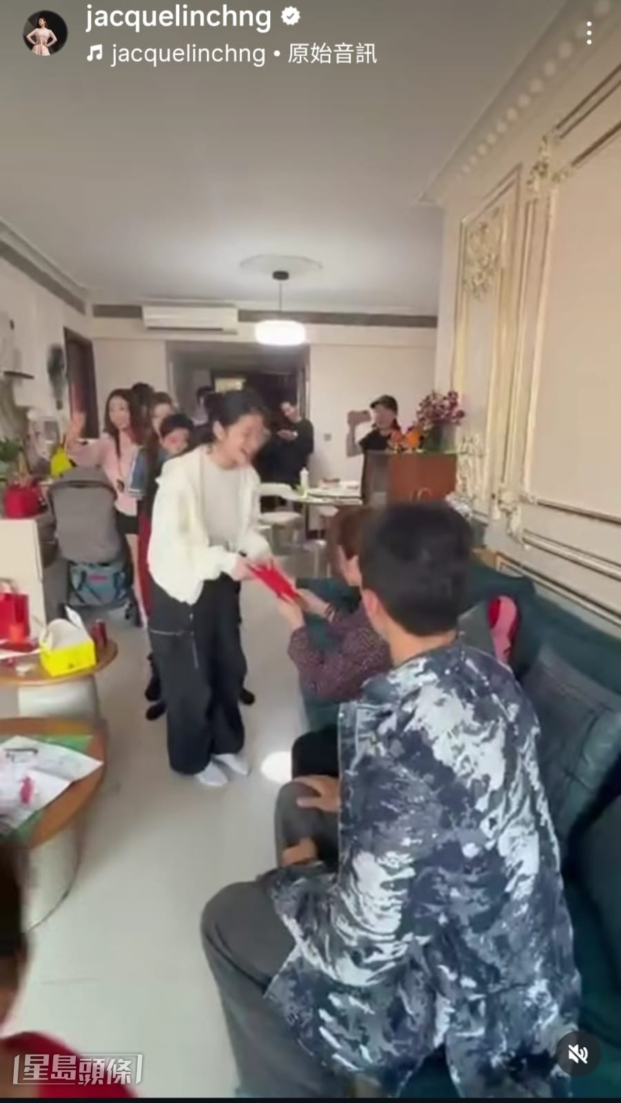 期間有位女子未有出鏡，但不時稱黃耀彬為姐夫。