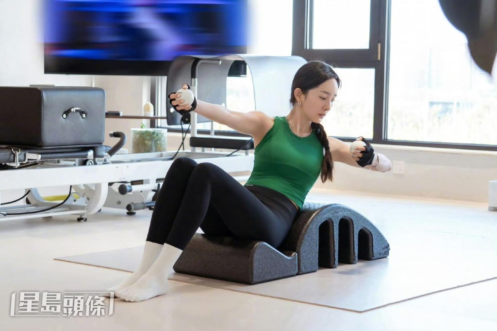 並卸下平時的妝容，激罕素顏見人。