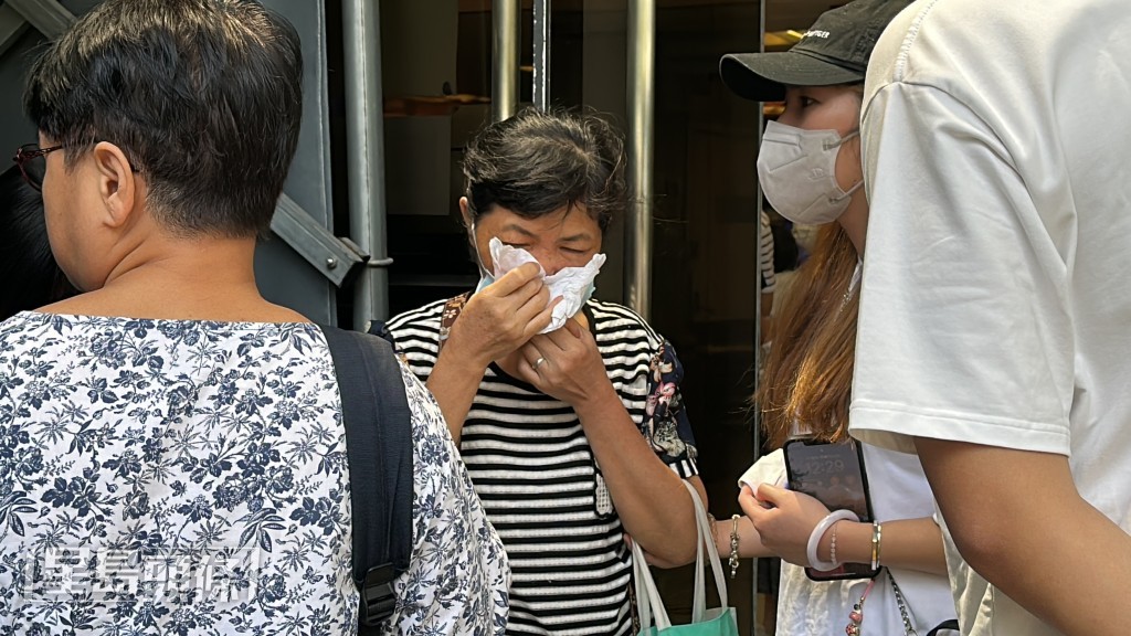 郭妻在醫院多次忍不住落淚。劉漢權攝 郭妻在醫院多次忍不住落淚。劉漢權攝