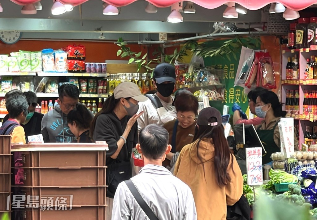 甚少下廚的翠如做「老細」負責俾錢。