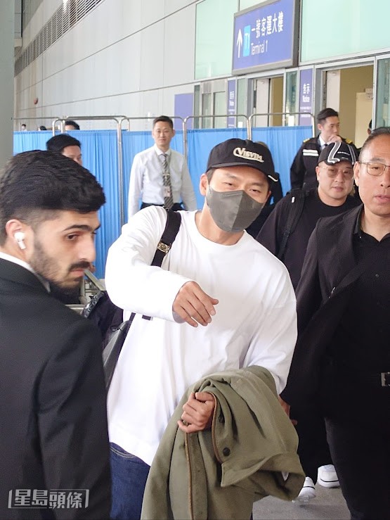 男神玄彬於今日下午抵港,他甫踏出機場便走向粉絲群。(微博圖片) 男神玄彬於今日下午抵港,他甫踏出機場便走向粉絲群。(微博圖片)