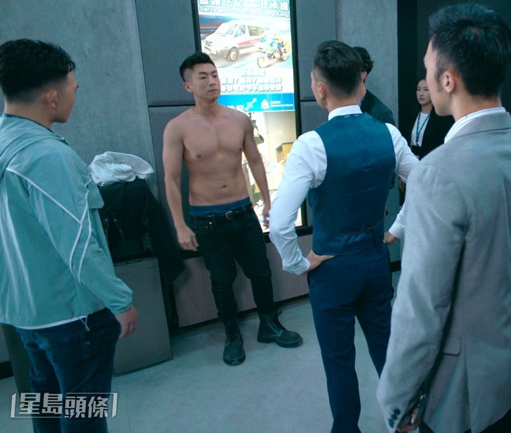 為呈現大隻身形，他需在兩個月內減脂肪兼增肌。