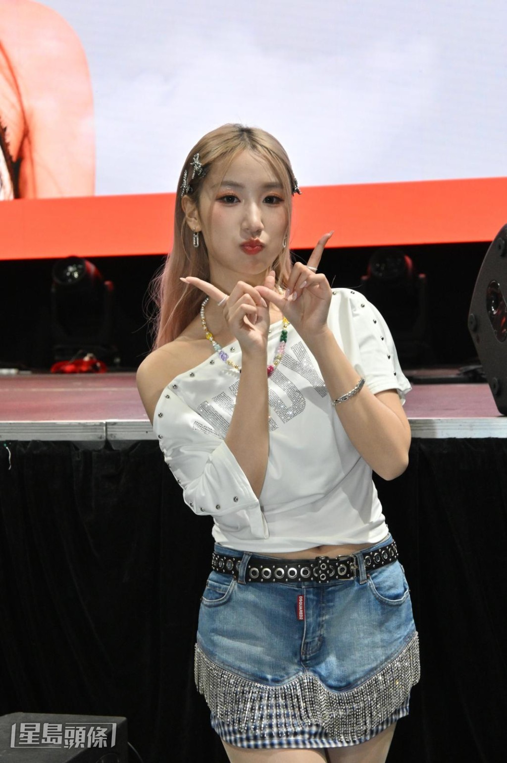 染了一頭金髮的Windy也被指與郭珮文似樣及似韓國女團成員,她即開心表郭珮文也好靚女。 染了一頭金髮的Windy也被指與郭珮文似樣及似韓國女團成員,她即開心表郭珮文也好靚女。