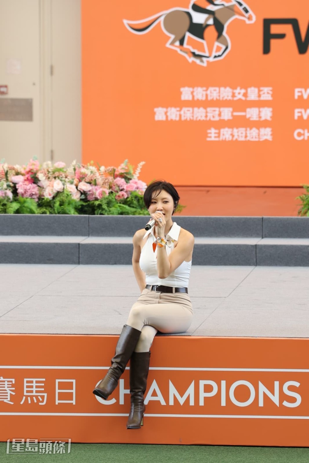 唱到《GOOD GOODBYE》時，華莎坐在台邊唱歌。