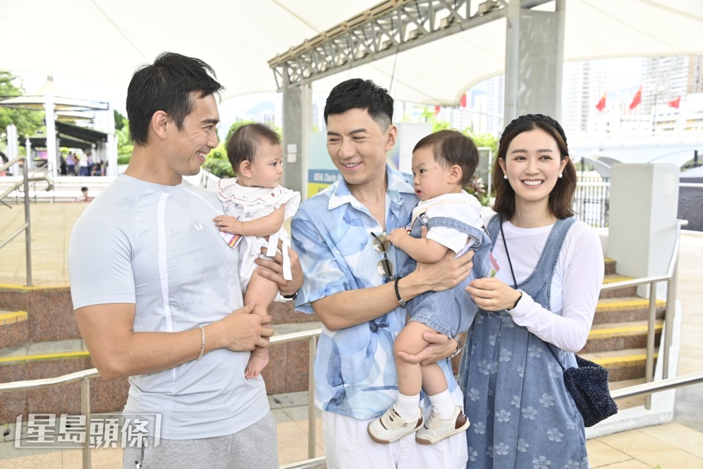 吳雲甫帶同7個月大的女兒跟「袁咕碌」打招呼。 吳雲甫帶同7個月大的女兒跟「袁咕碌」打招呼。