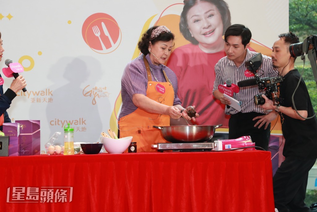 Gigi姐即場示範以她研發的調味醬炒飯。 Gigi姐即場示範以她研發的調味醬炒飯。