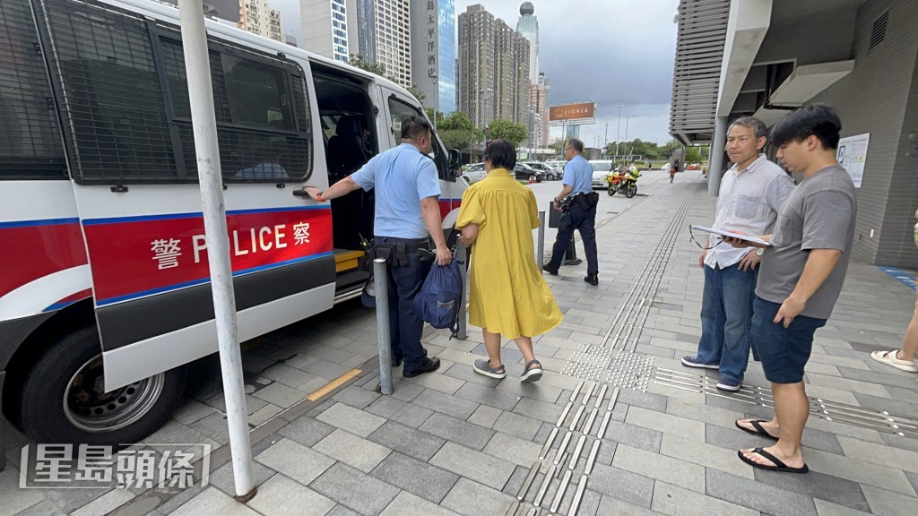 警員檢走事主財物。楊偉亨攝