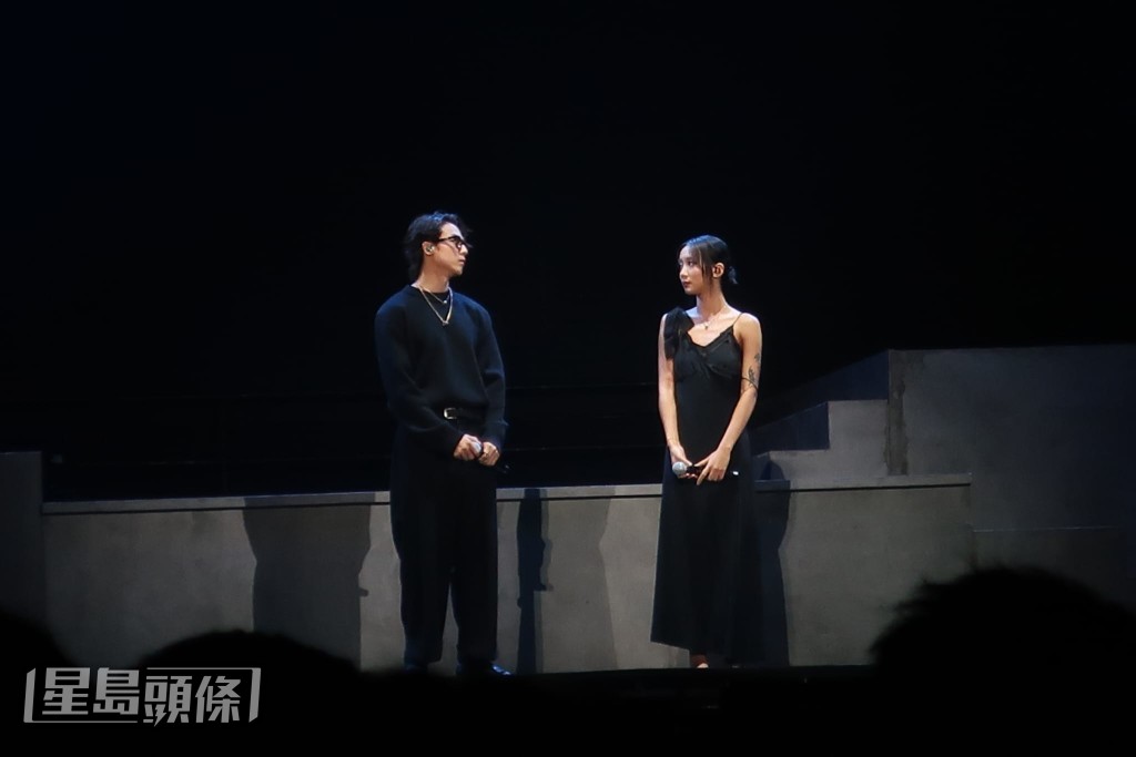 Marf與AK合唱《（一個男人）一個女人和浴室》。