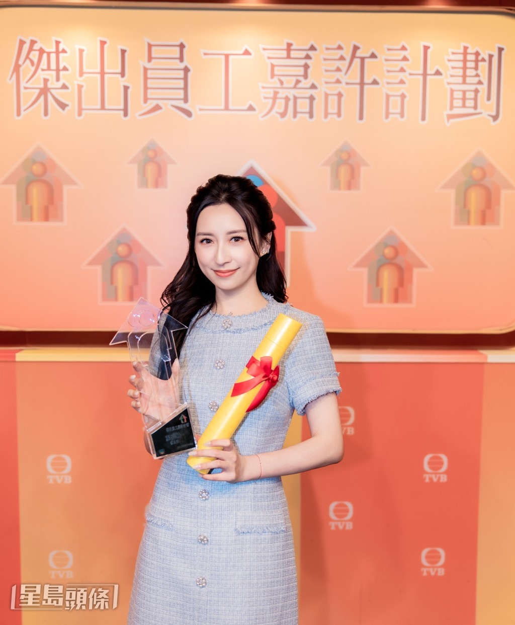 嘉欣去年得到TVB傑出員工大獎，證明她在公司人緣甚佳。
