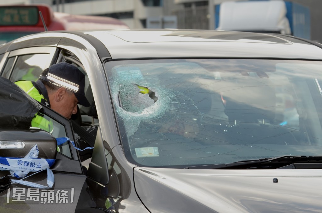 七人車擋風玻璃留下一個大洞。資料圖片