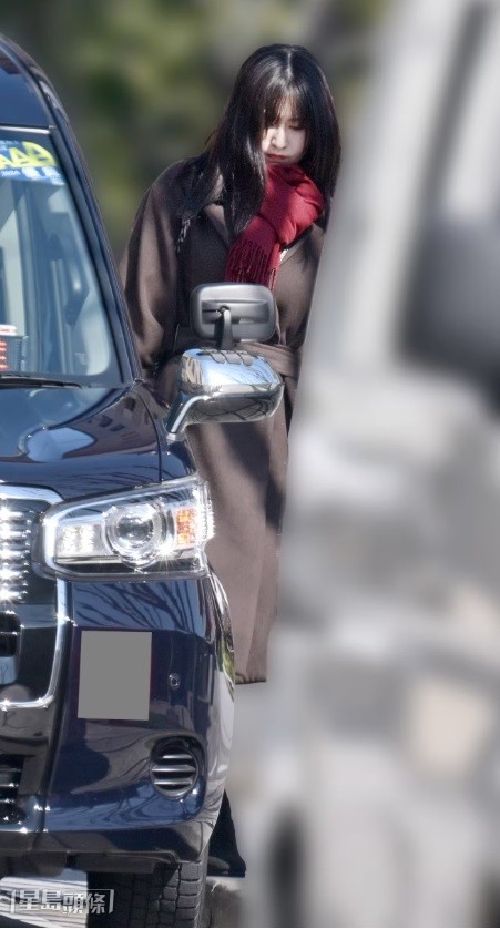 未梨當時「送上門」斷正,被拍到在若井寓所內留宿一夜。 未梨當時「送上門」斷正,被拍到在若井寓所內留宿一夜。