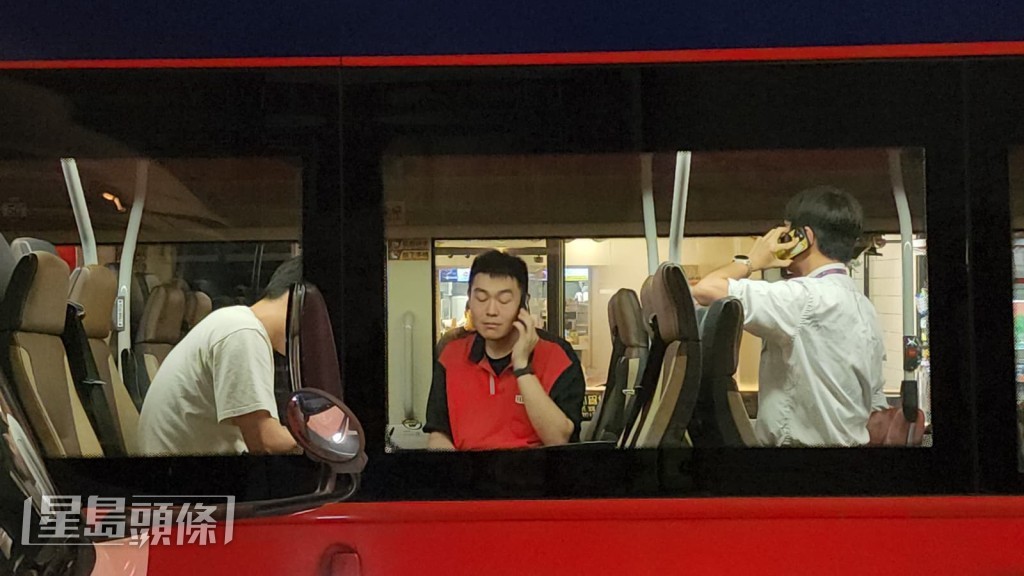 巴士车长现场接受调查。黎志伟摄 巴士车长现场接受调查。黎志伟摄