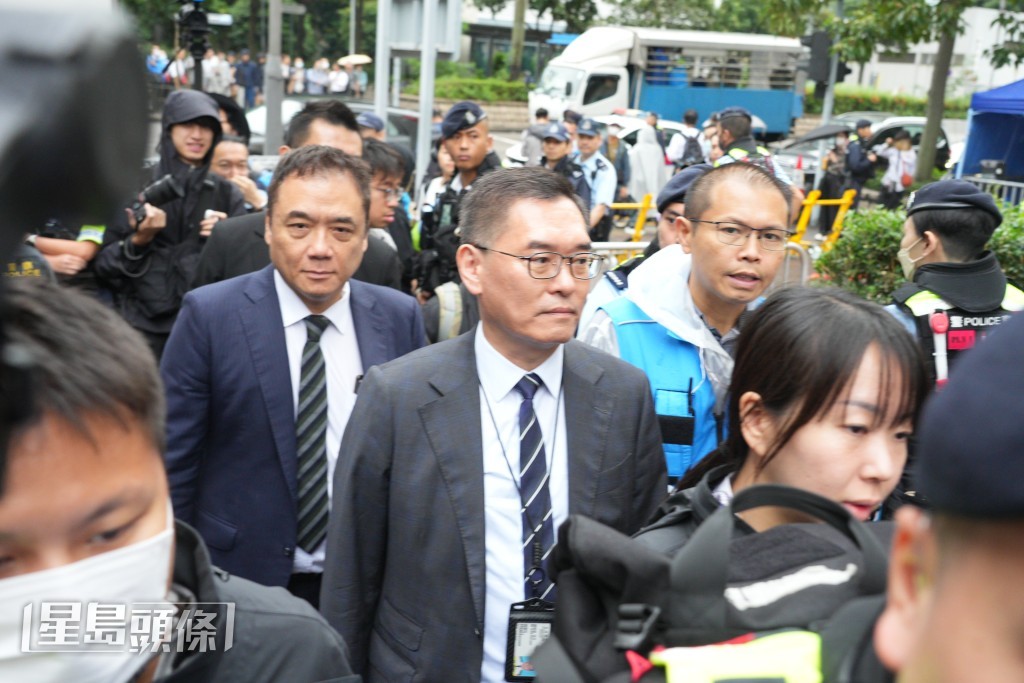 警務處副處長（國家安全）簡啟恩(中)及國安處總警司李桂華(後)到法院。歐樂年攝