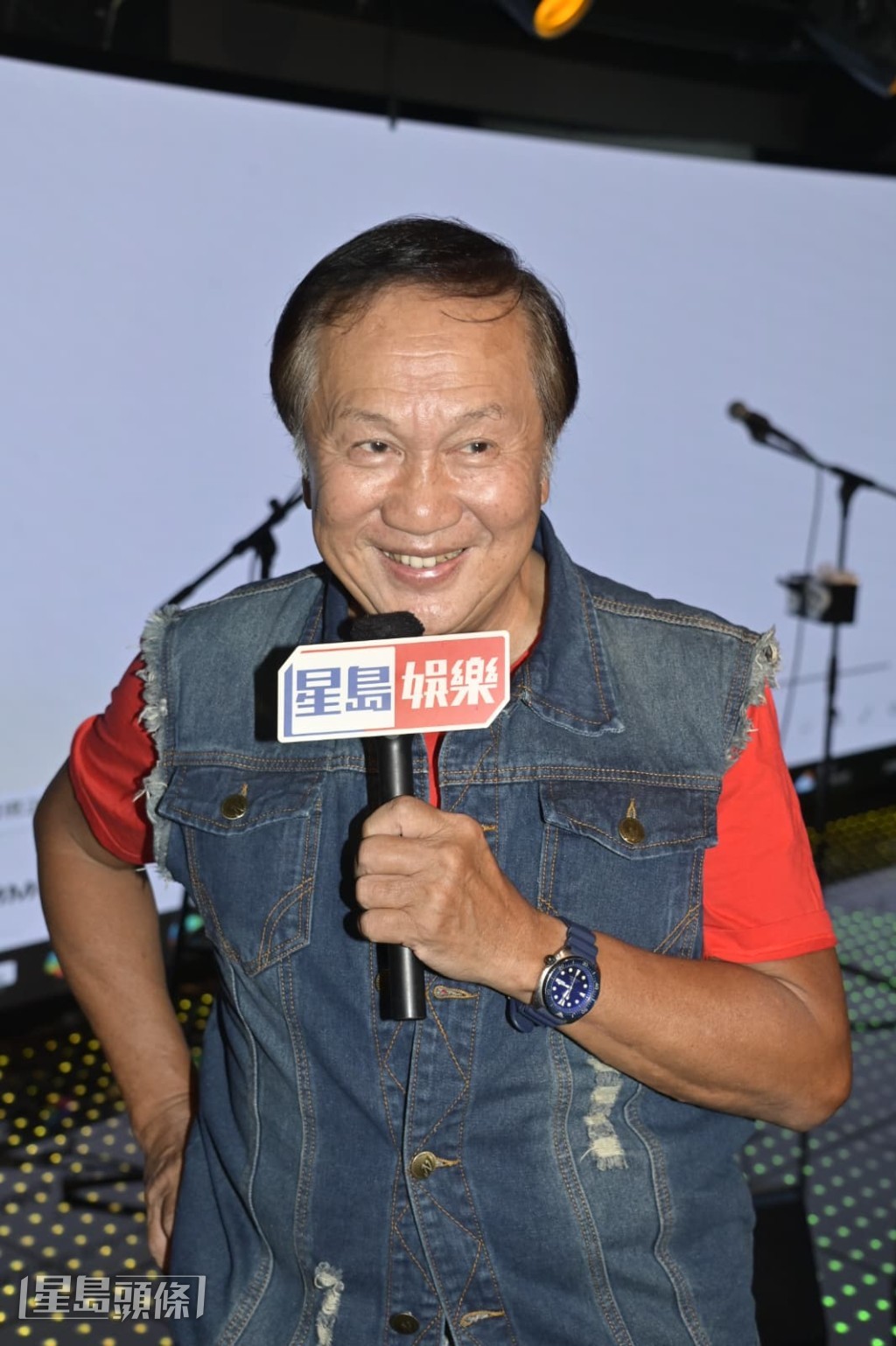 問到參演ViuTV人氣劇集《日落下的彩虹》是否為「過戲癮」還是回歸幕前，他回答：「兩樣都有。」