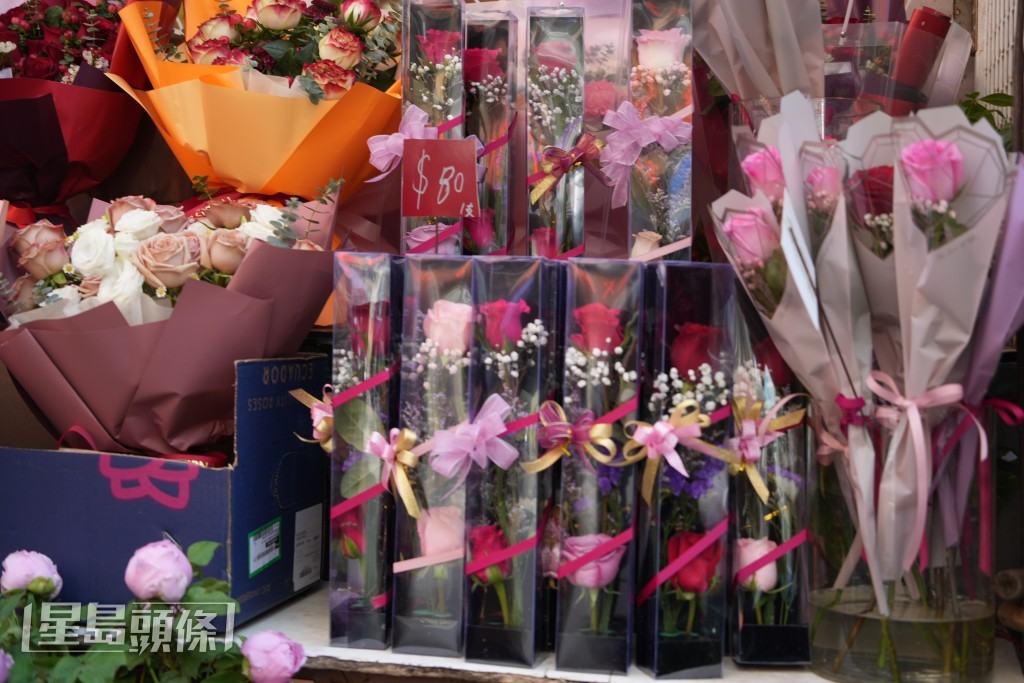 有花店每支玫瑰賣80元。吳艷玲攝
