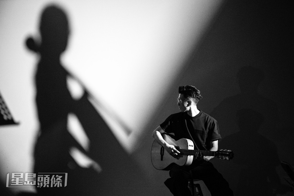 以大提琴演奏為歌曲增添藝術氣息。 以大提琴演奏為歌曲增添藝術氣息。