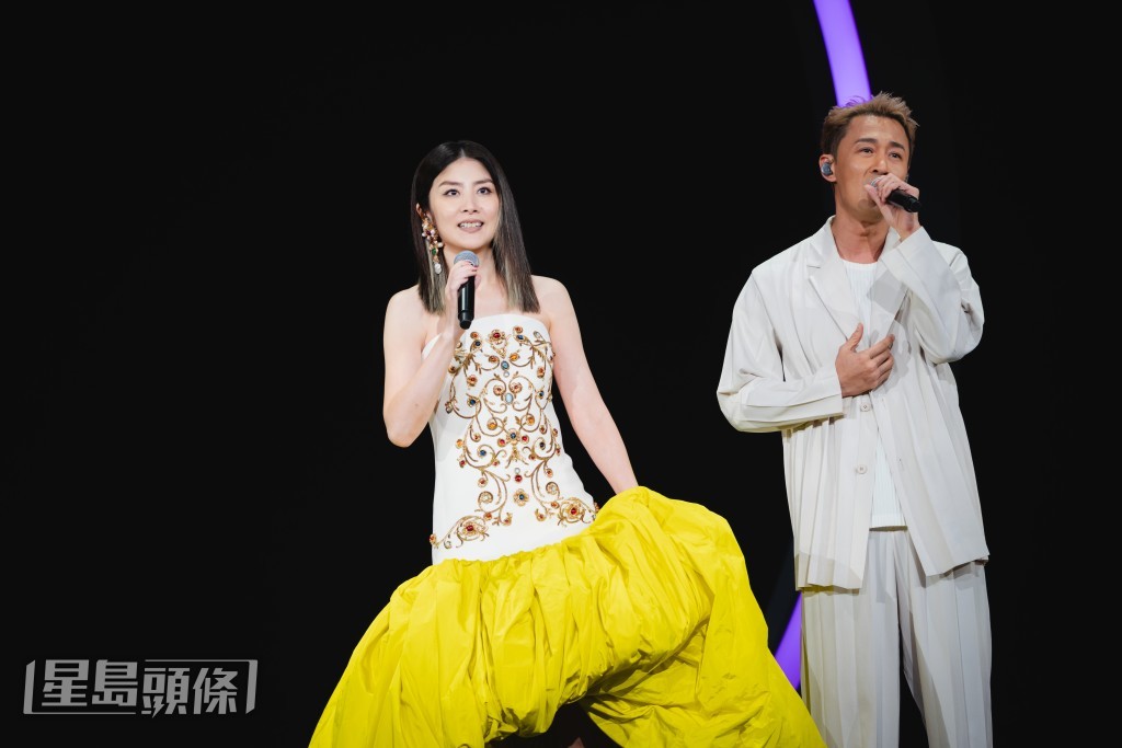 Kelly與林峯合唱《再生花》。 Kelly與林峯合唱《再生花》。