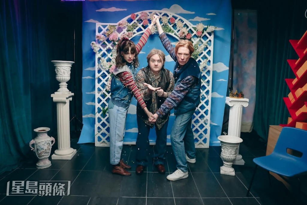 蘇格蘭歌手Lewis Capaldi（中）在MV中扮攝影師，卻被Taylor二人拉住影埋一份。
