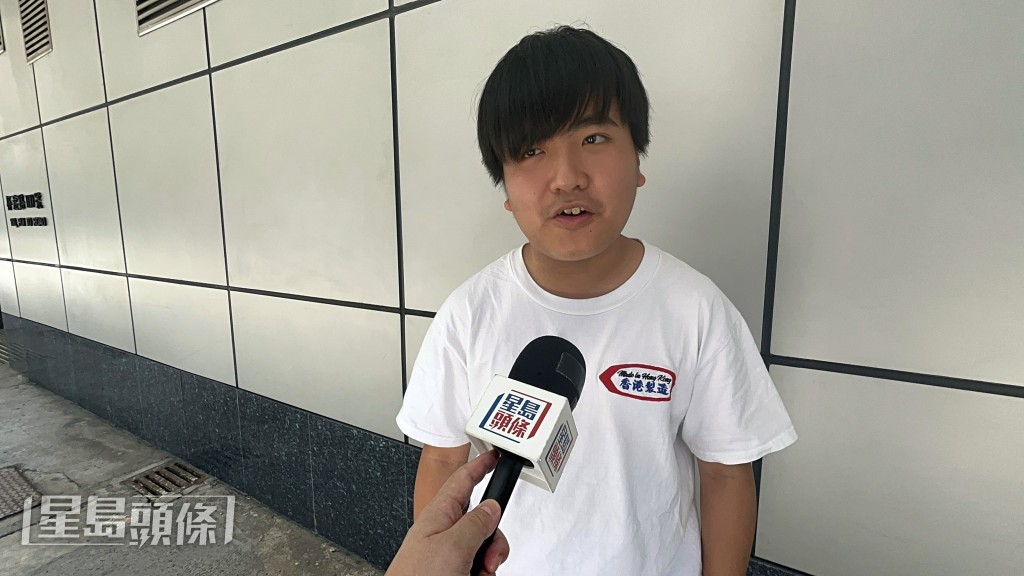 賴卓賢離開警署時回應記者提問。楊偉亨攝 賴卓賢離開警署時回應記者提問。楊偉亨攝