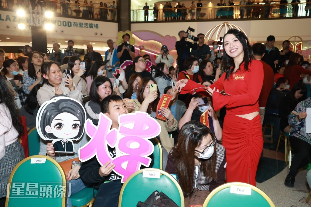 陳煒與粉絲合照。