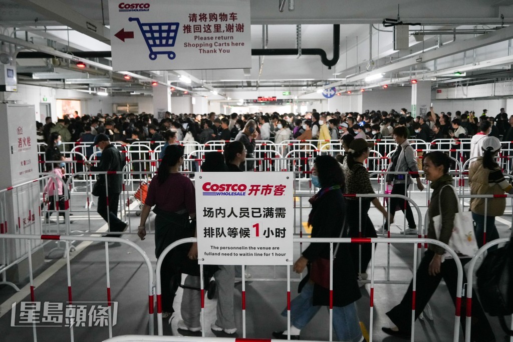 會員魚貫進場。吳艷玲攝
