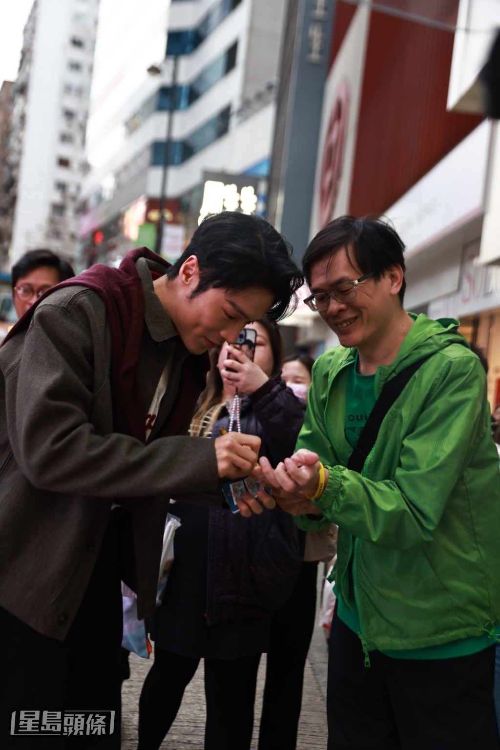 路過的叔叔都大讚他「靚仔」。