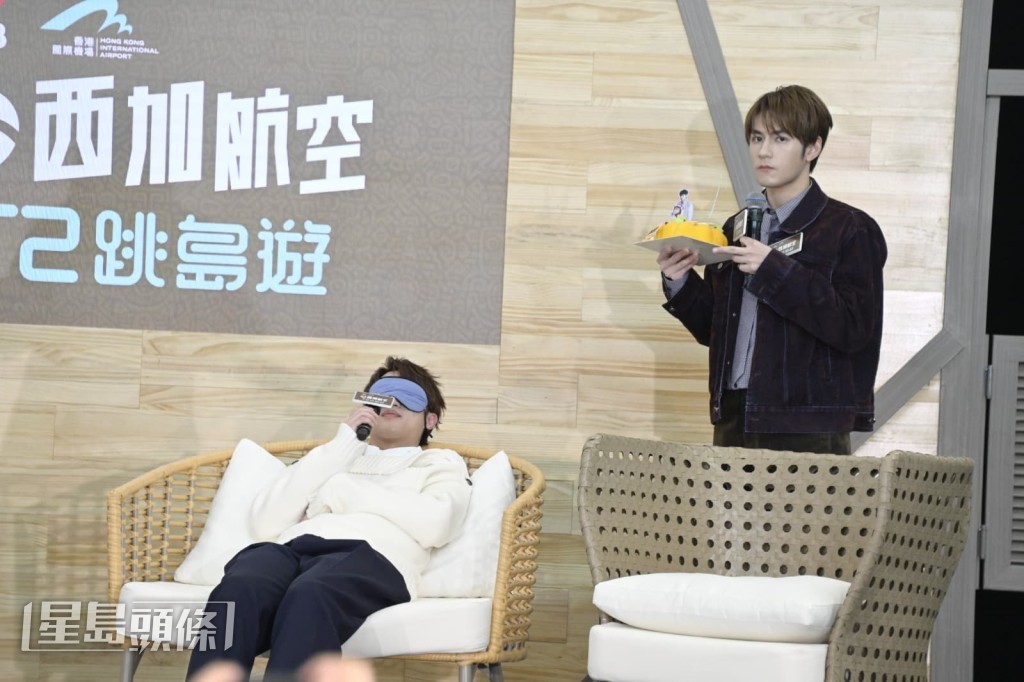 魏浚笙捧蛋糕出來。 魏浚笙捧蛋糕出來。
