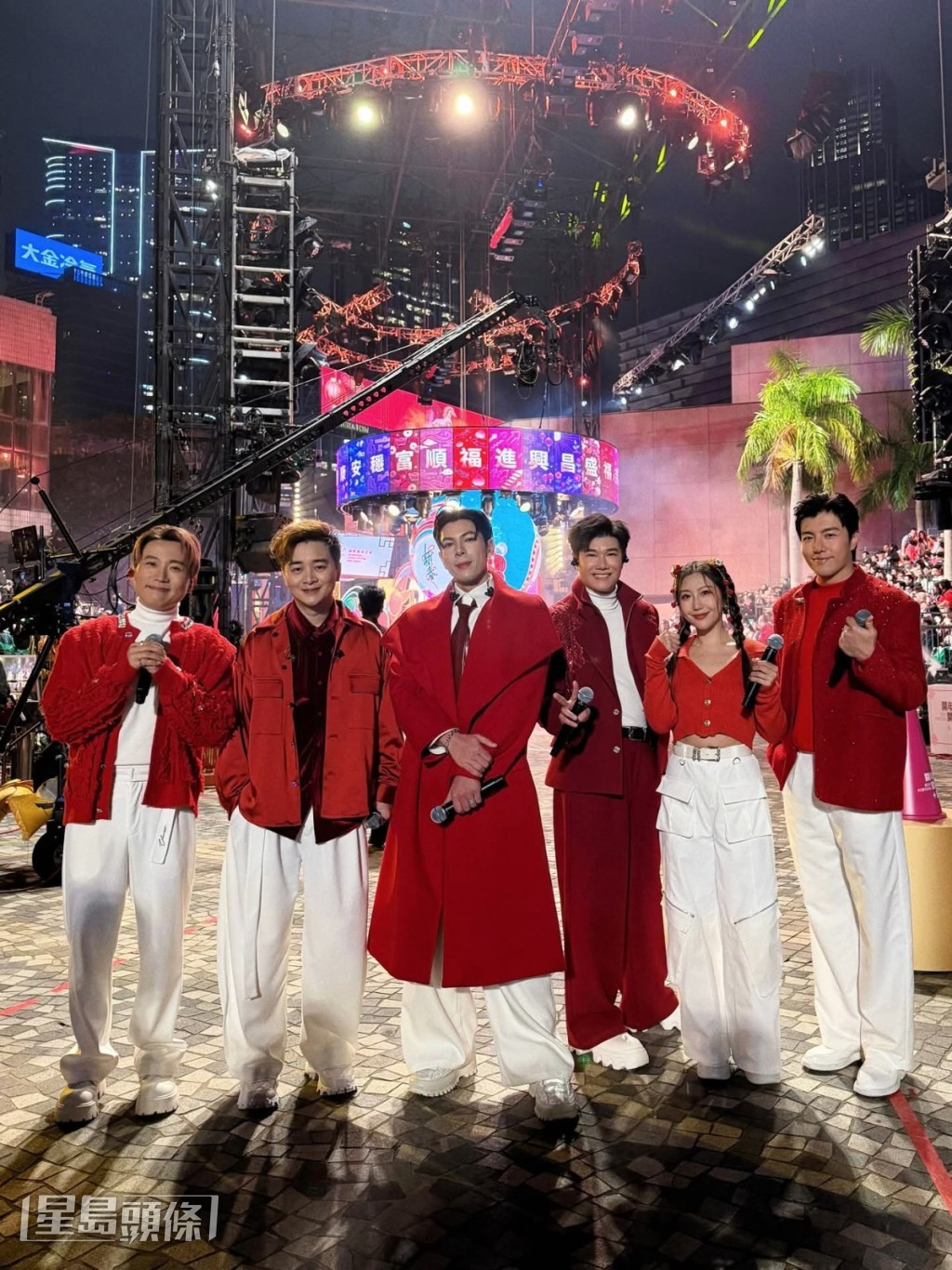 與一眾TVB選秀歌手一起表演。