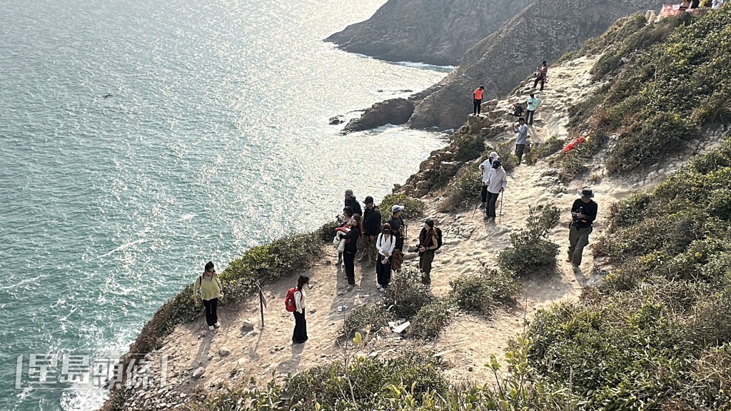 不少遊人在觀景台拍照。劉漢權攝 不少遊人在觀景台拍照。劉漢權攝