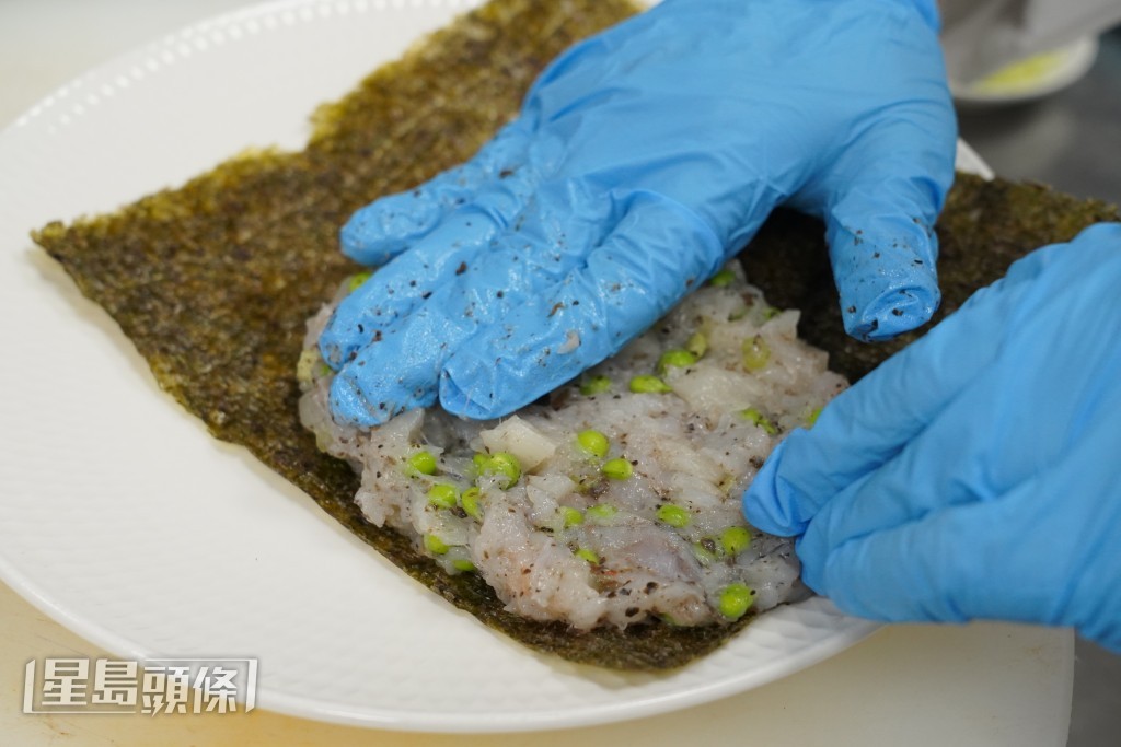 將自製蝦膠鋪在海苔上。