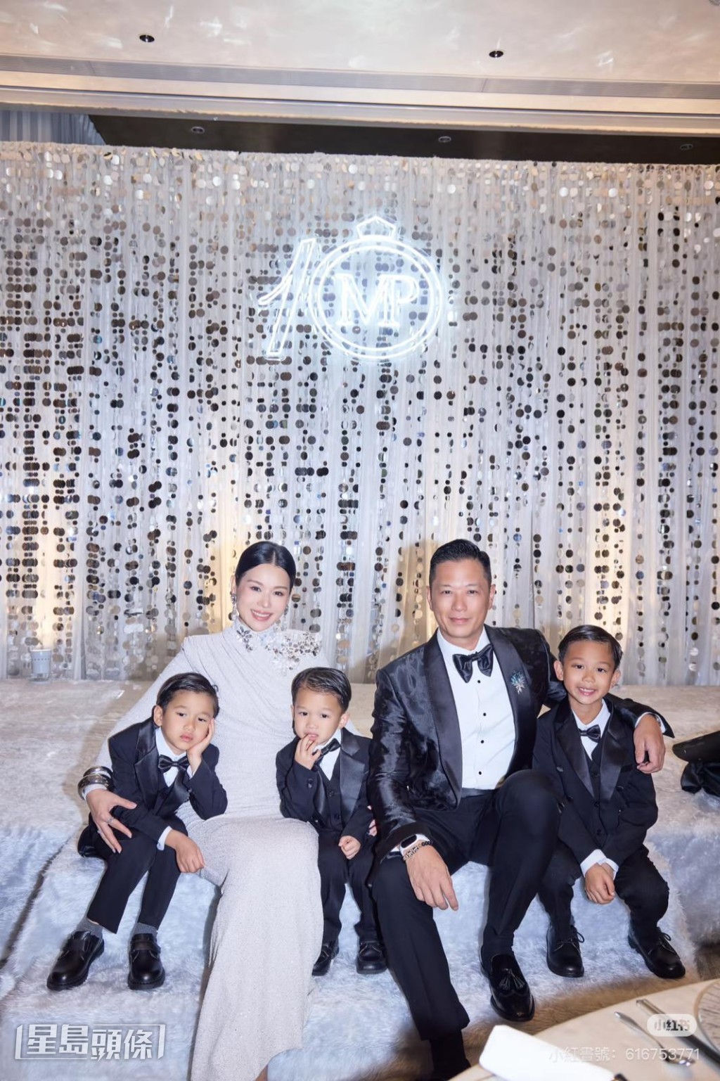 胡杏兒與丈夫李乘德(Philip)2015年結婚,婚後育有3子。 胡杏兒與丈夫李乘德(Philip)2015年結婚,婚後育有3子。