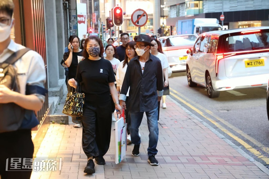 昨日（22日）晚上約七時許，梅啟明與泰籍未婚妻May May到梅媽生前居住的銅鑼灣禮賢大廈門口進行路祭